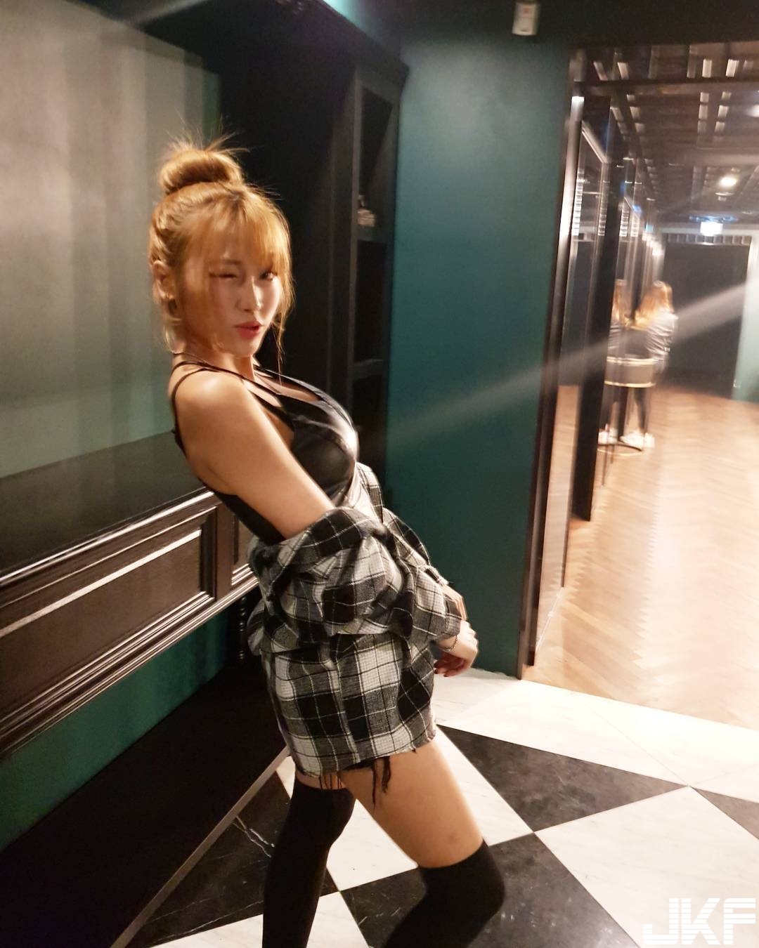 嗨翻啦！正妹「乳對乳」互玩戳戳樂！　「雙乳撞擊」震幅動盪到南半球…