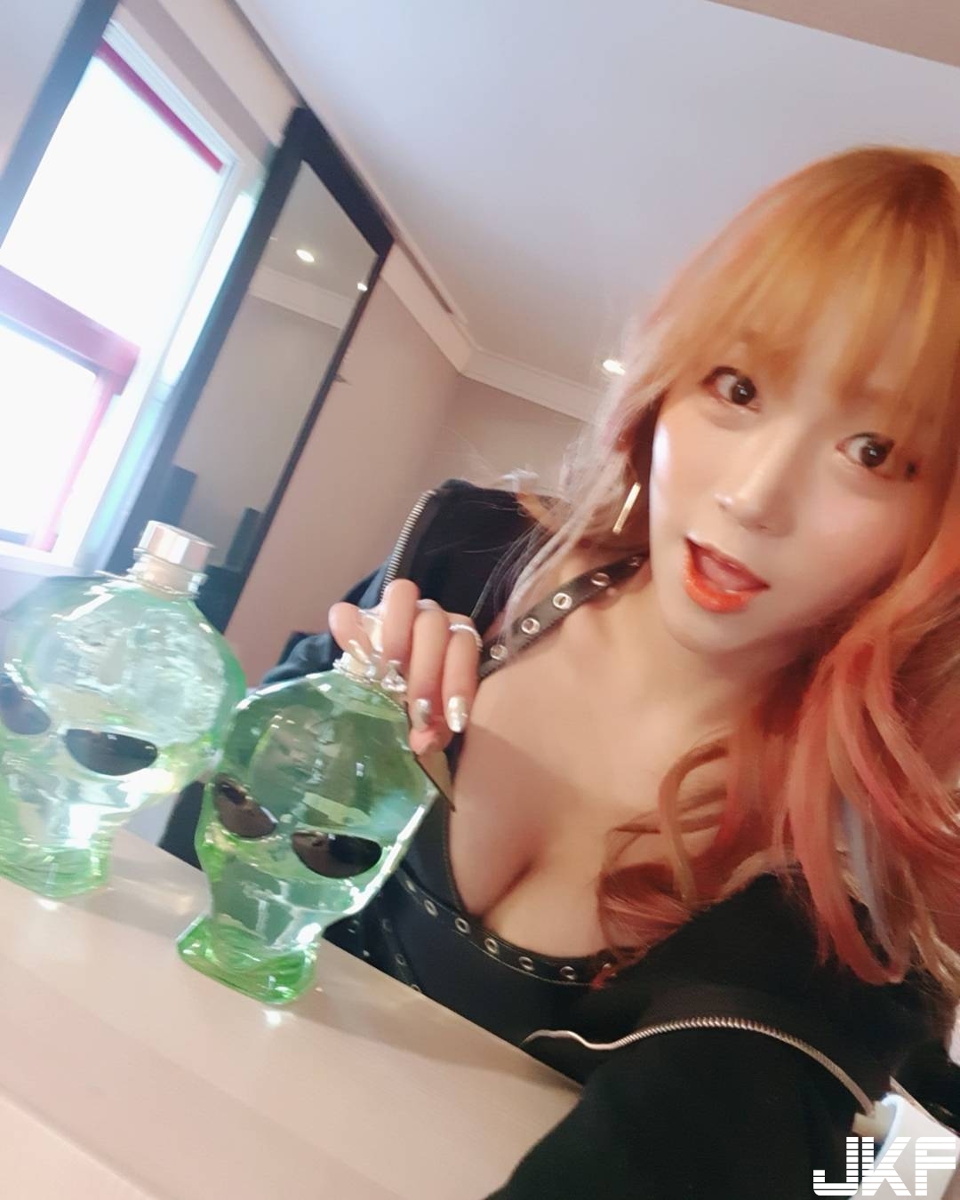 嗨翻啦！正妹「乳對乳」互玩戳戳樂！　「雙乳撞擊」震幅動盪到南半球…