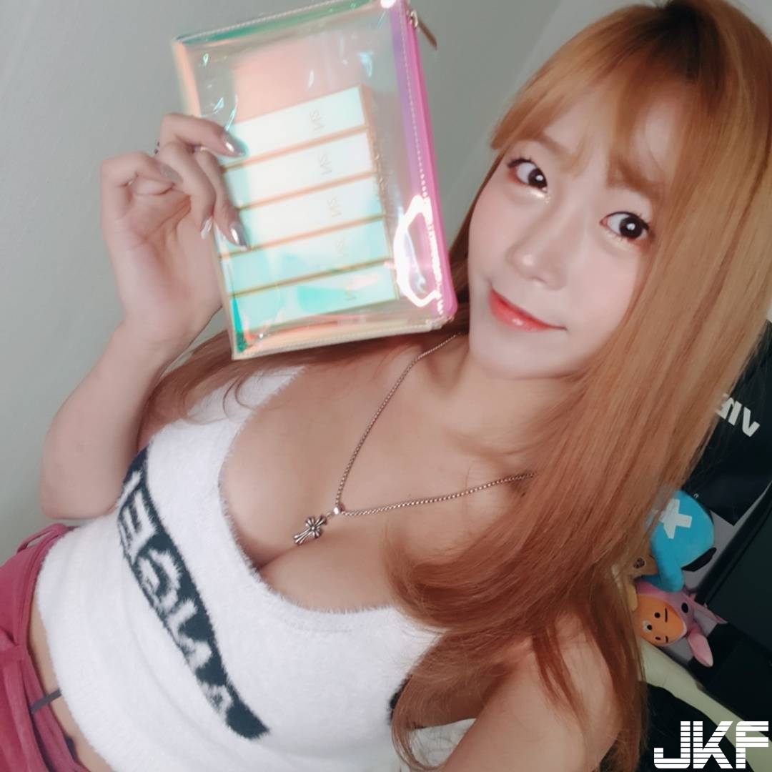 嗨翻啦！正妹「乳對乳」互玩戳戳樂！　「雙乳撞擊」震幅動盪到南半球…