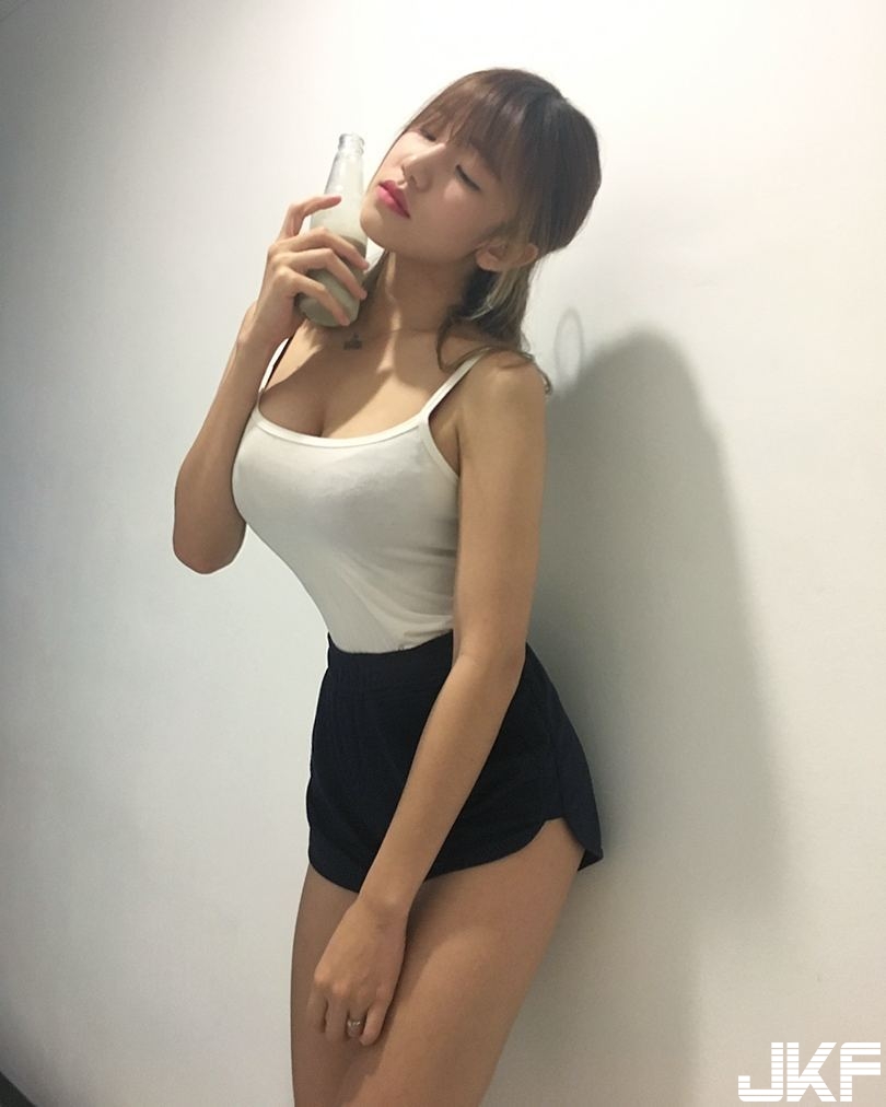 爆奶學生妹脫制服露「深藏巨乳」！胸前白嫩「不科學隆起」，看了全身不禁發熱！