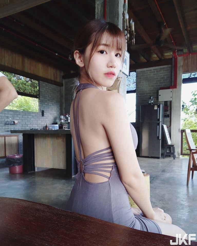 爆奶學生妹脫制服露「深藏巨乳」！胸前白嫩「不科學隆起」，看了全身不禁發熱！