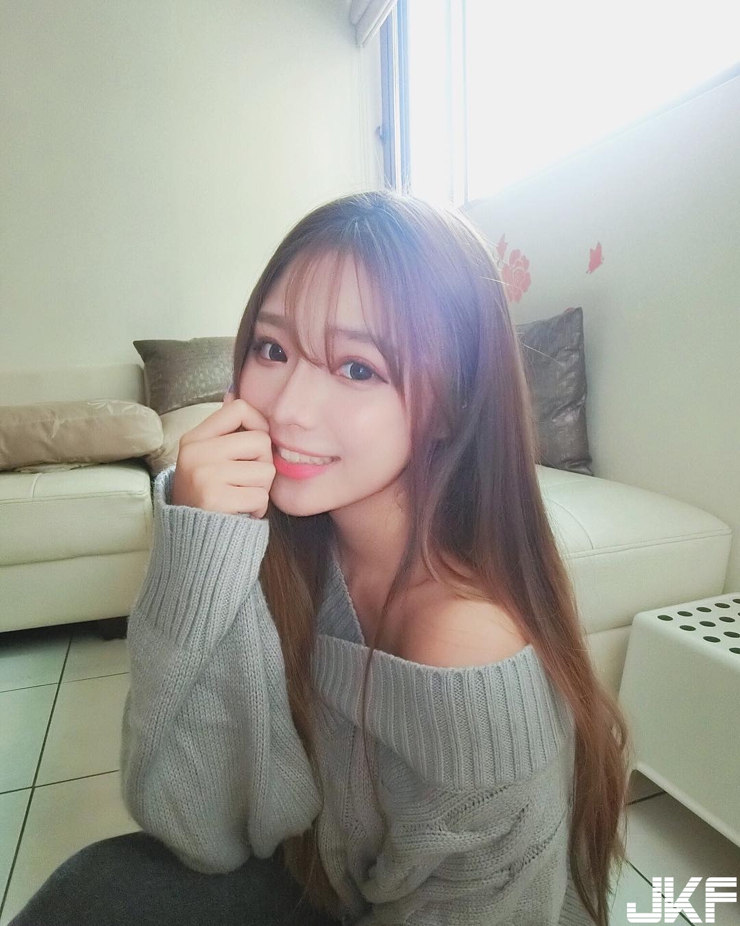 甜美妹子原來是「隱乳」！換上低胸衣胸前乳量大爆出　白皙嫩奶太性感！