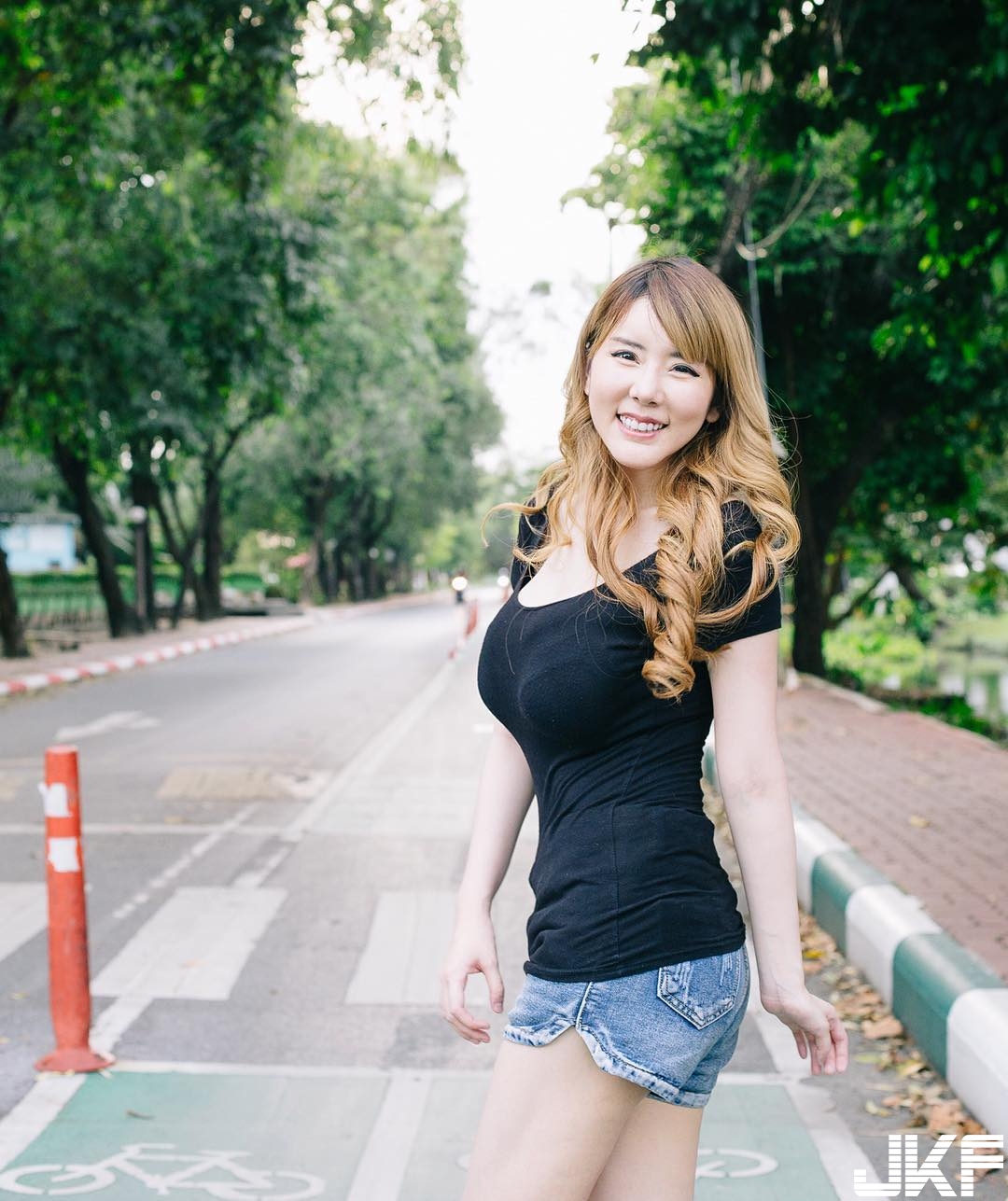 泰國「大奶版志玲姊姊」好吸睛！袒胸趴床「兩粒快掉出」！好像快看到了…