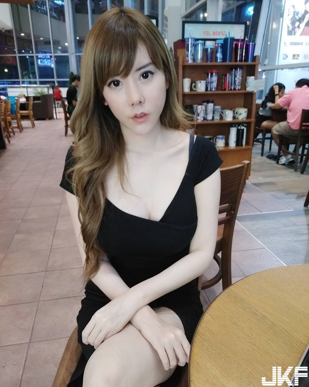 泰國「大奶版志玲姊姊」好吸睛！袒胸趴床「兩粒快掉出」！好像快看到了…