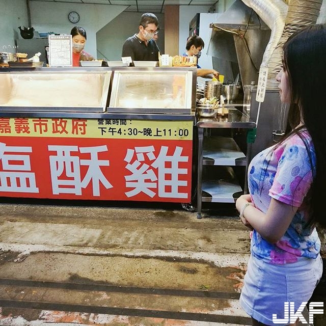 超胸「武術館巨乳妹」自備超猛胸器買鹹酥雞，視線根本移不開「胸前大饅頭」啊！