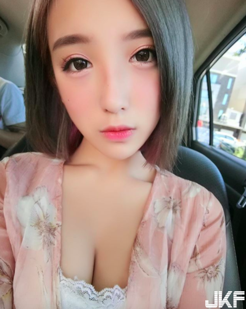 極度誘惑！戀愛系「火辣小惡魔」氣質外型太甜美！超性感「美乳身材」視角也好犯規喔…