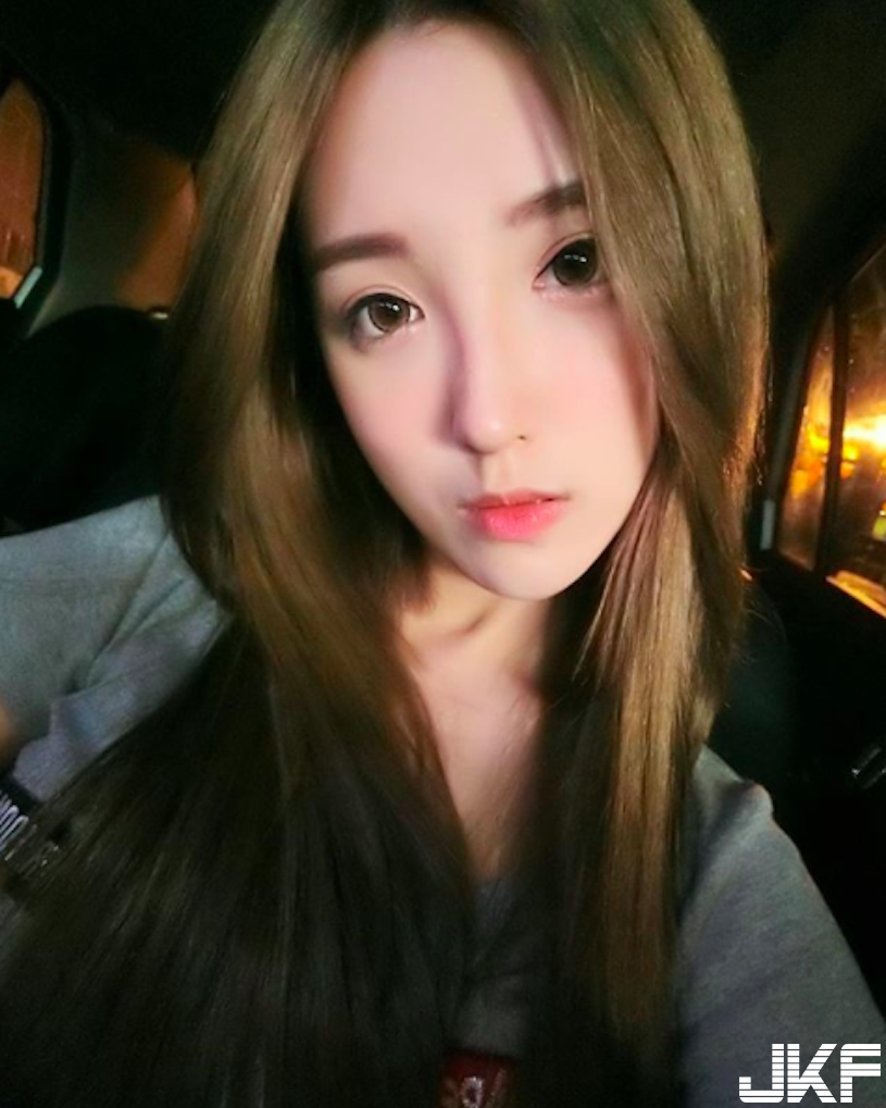 極度誘惑！戀愛系「火辣小惡魔」氣質外型太甜美！超性感「美乳身材」視角也好犯規喔…