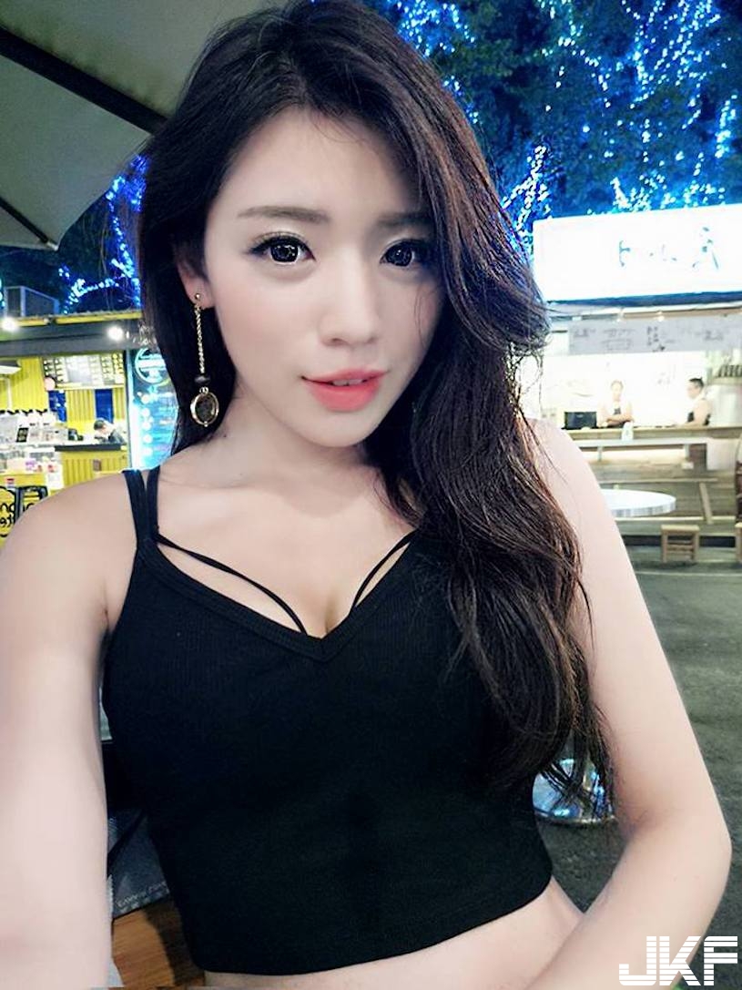 耶誕城驚見超火辣正妹，香肩外露性感到極點，聖誕裝美乳也超搶鏡！