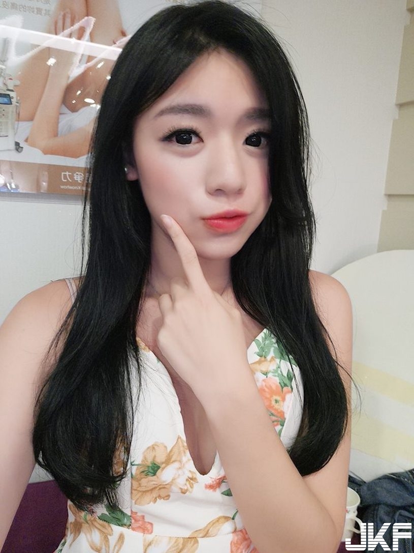 耶誕城驚見超火辣正妹，香肩外露性感到極點，聖誕裝美乳也超搶鏡！