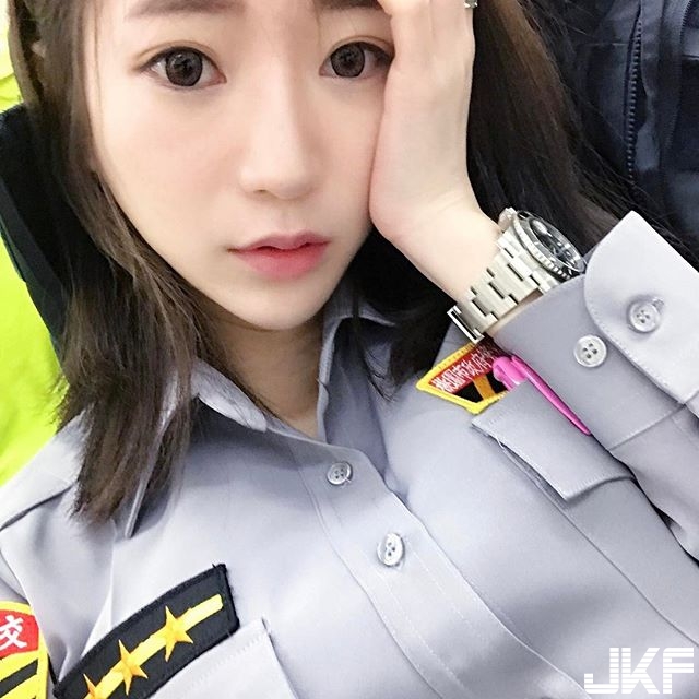 好想被逮捕！桃園最正交通警察「Angel Lin」性感低胸上衣「微露嫩乳」喝茫了還是好正！