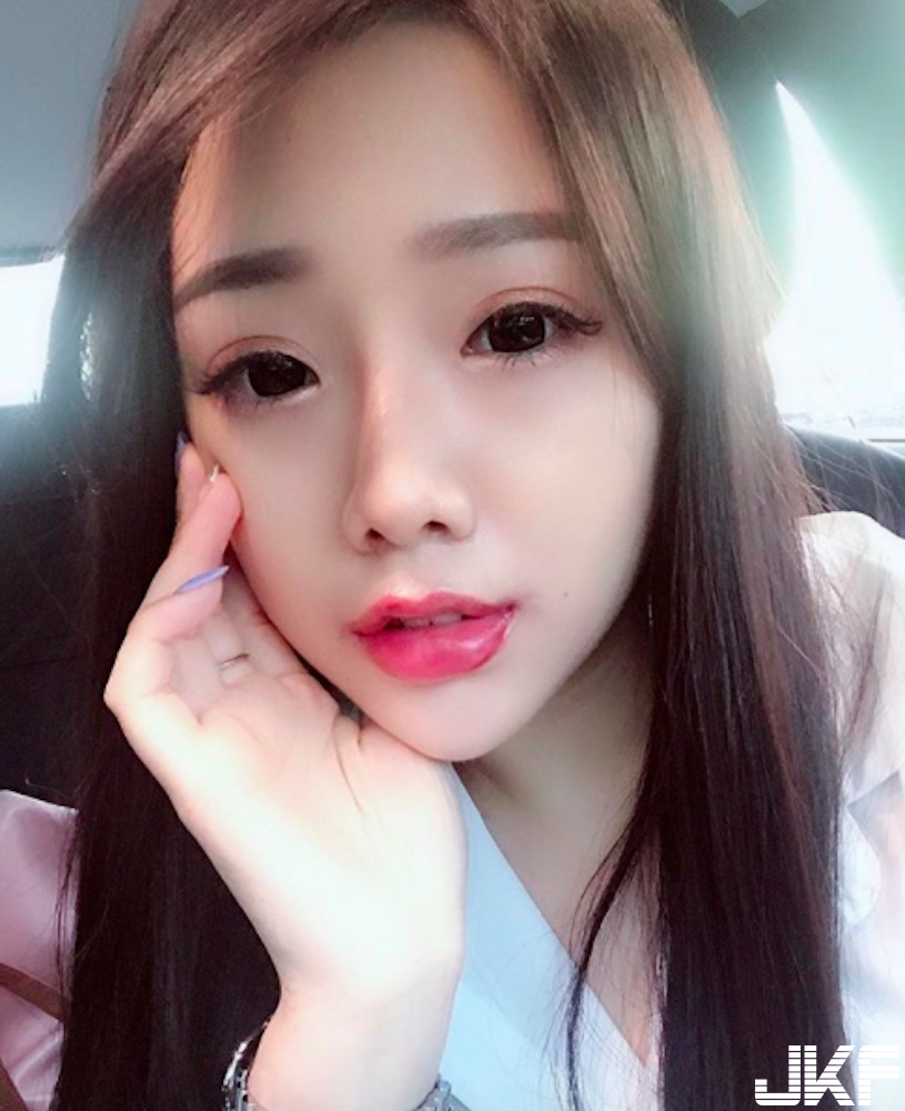 餐廳巧遇「可愛美乳正妹」高顏值讓人好心動！超害羞「迷人酥胸」整個有夠犯規啊…