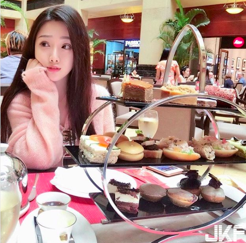 餐廳巧遇「可愛美乳正妹」高顏值讓人好心動！超害羞「迷人酥胸」整個有夠犯規啊…