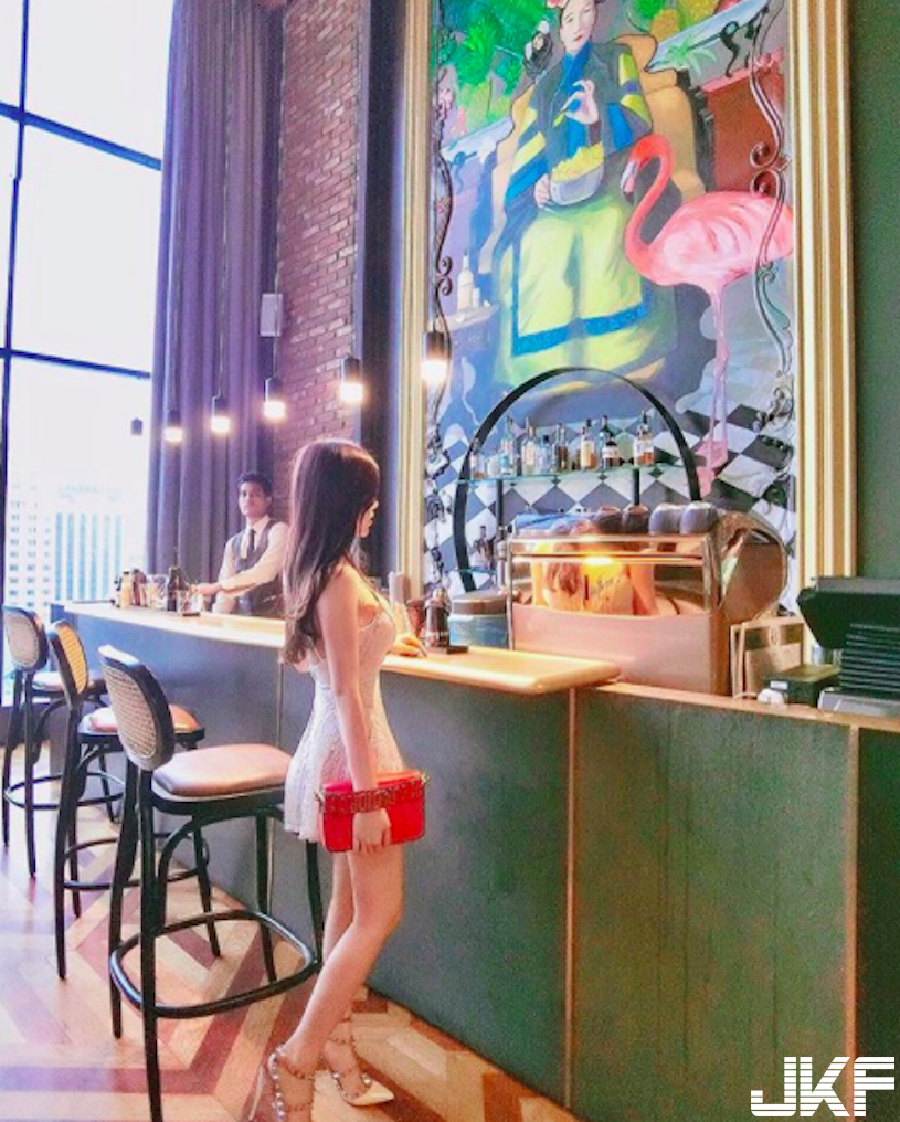 餐廳巧遇「可愛美乳正妹」高顏值讓人好心動！超害羞「迷人酥胸」整個有夠犯規啊…