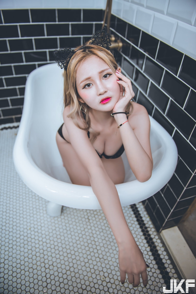 性感小女僕「爆奶幫你服務」，性感的養眼曲線辣到讓你噴血！