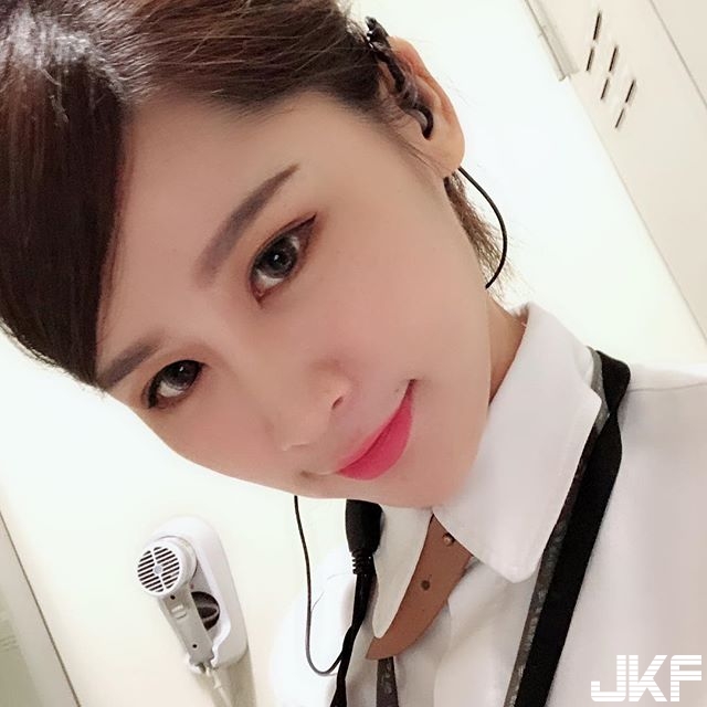 這個猛！「高鐵女員工」車頭燈大放送，又大又圓讓人想發車了！