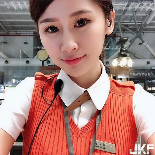 這個猛！「高鐵女員工」車頭燈大放送，又大又圓讓人想發車了！