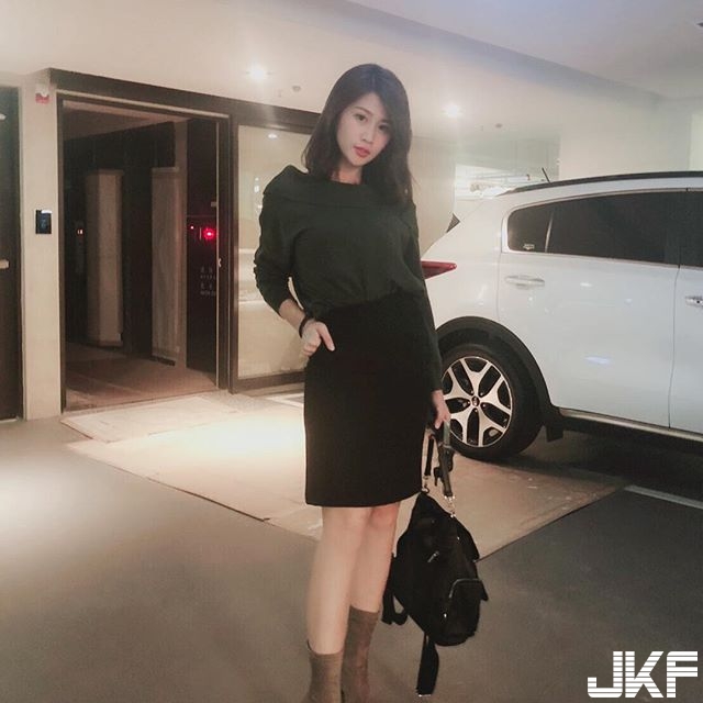 這個猛！「高鐵女員工」車頭燈大放送，又大又圓讓人想發車了！