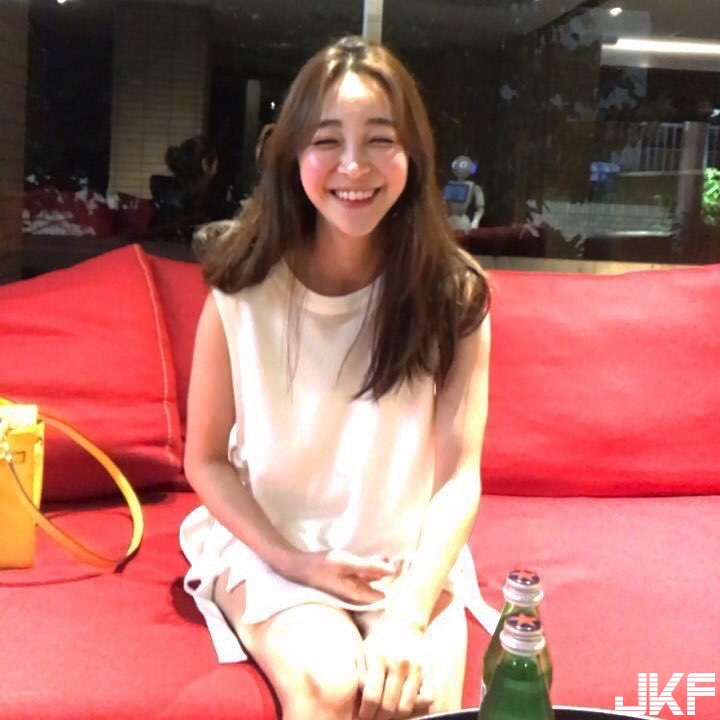 茫了！飢渴御姐性感「長腿微開」色氣沖天「私密叢林」讓人忍不住想探索