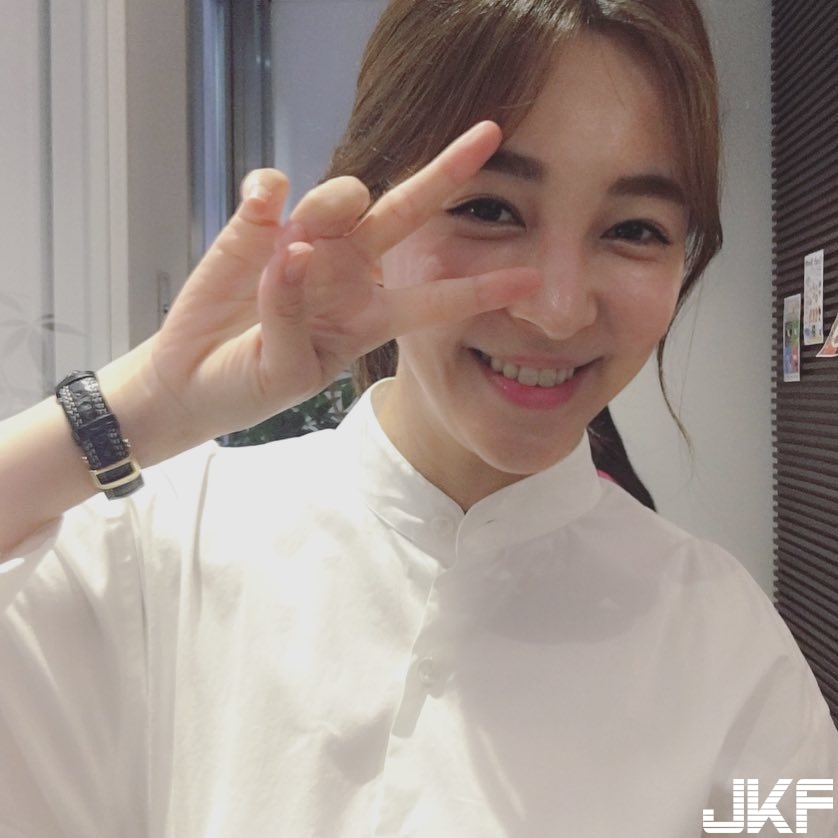 茫了！飢渴御姐性感「長腿微開」色氣沖天「私密叢林」讓人忍不住想探索