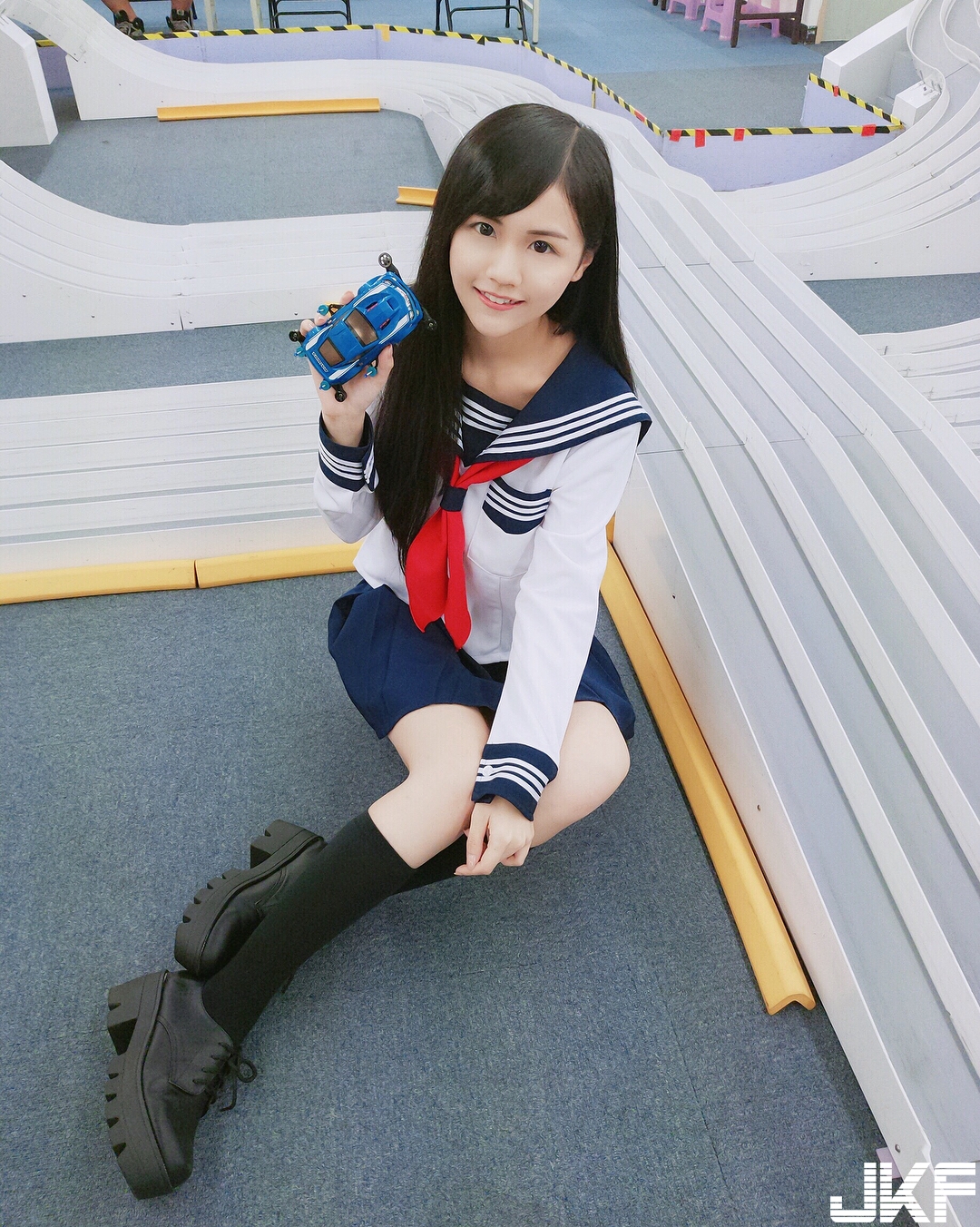 水手服最佳代言人！萌系「制服美少女」超可愛　脫下制服原來胸前很有料！