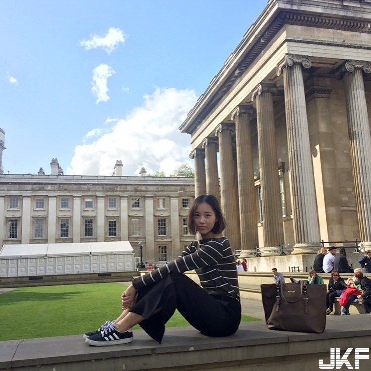 讓人秒戀愛！「清新妹子」旅遊世界各地 　用「白嫩長腿」攻占各大景點！