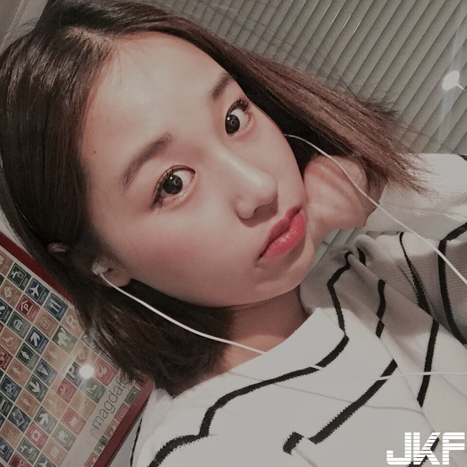 讓人秒戀愛！「清新妹子」旅遊世界各地 　用「白嫩長腿」攻占各大景點！