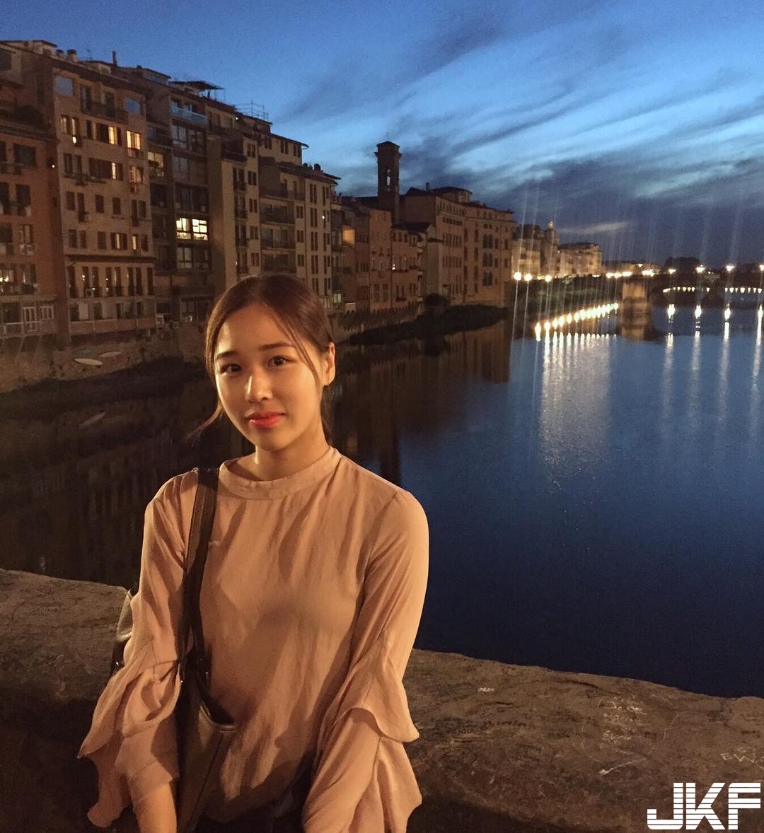 讓人秒戀愛！「清新妹子」旅遊世界各地 　用「白嫩長腿」攻占各大景點！