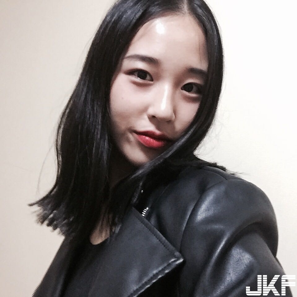 讓人秒戀愛！「清新妹子」旅遊世界各地 　用「白嫩長腿」攻占各大景點！