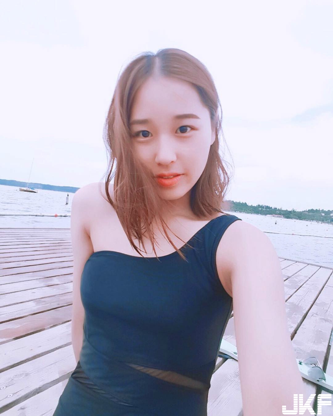 讓人秒戀愛！「清新妹子」旅遊世界各地 　用「白嫩長腿」攻占各大景點！