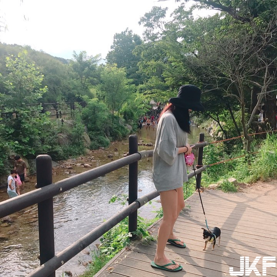 超市驚見長腿妹！自備一對「渾圓大奶」凶狠掃街！讓人快要喘不過氣啦