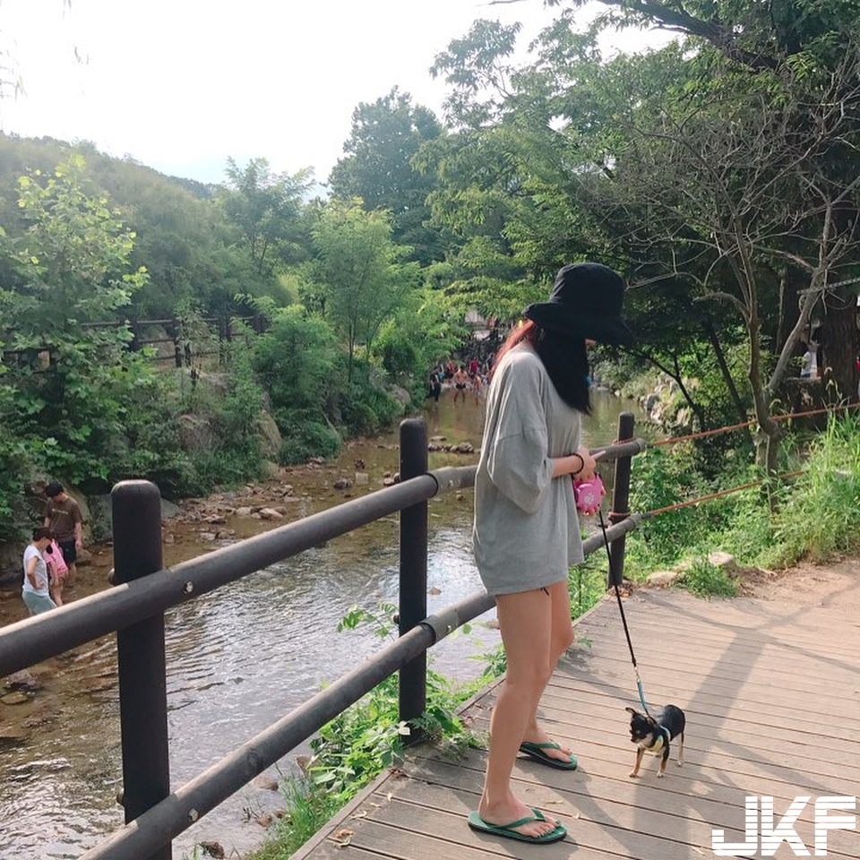 超市驚見長腿妹！自備一對「渾圓大奶」凶狠掃街！讓人快要喘不過氣啦