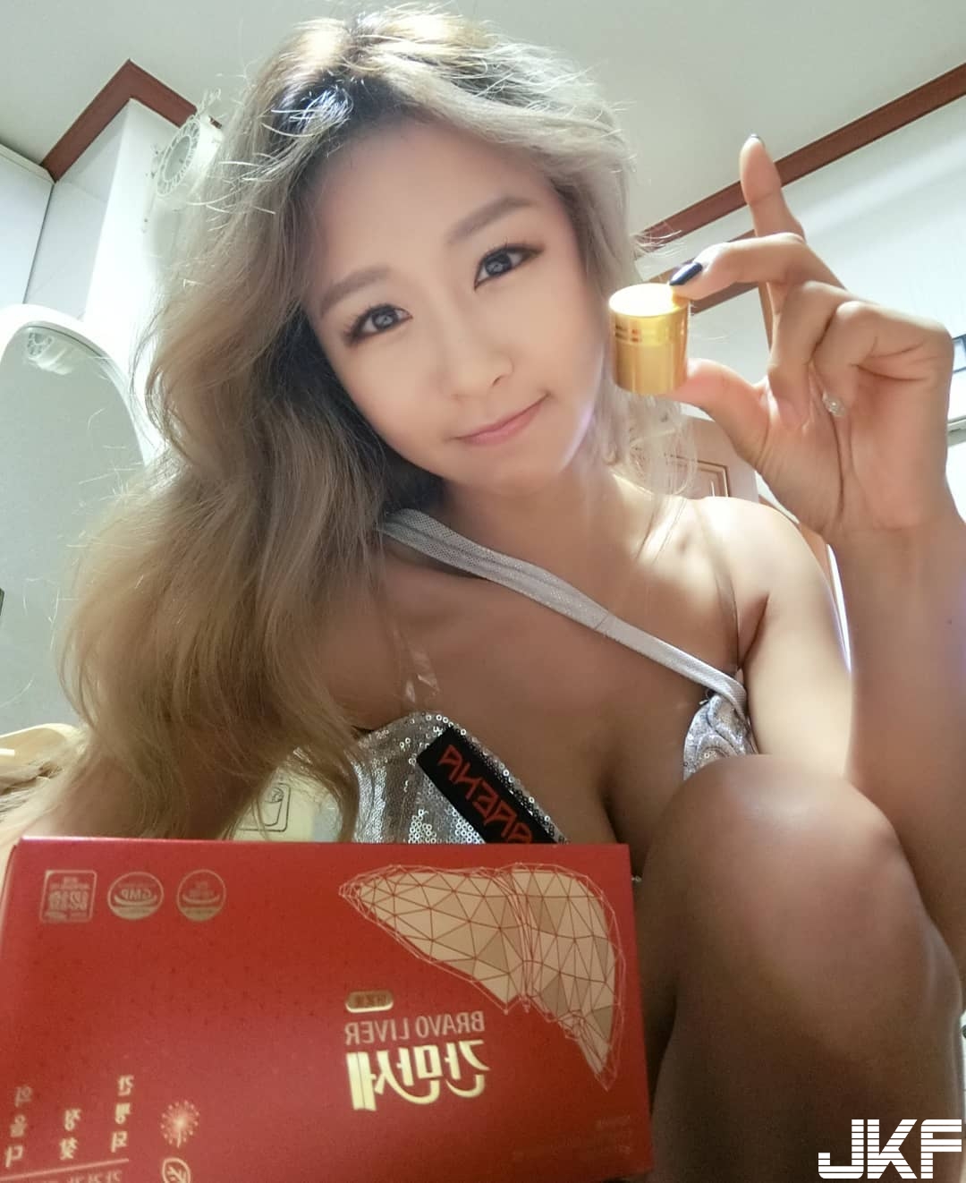 好危險！正妹直開中路「渾圓大奶」快要掉出！「圓潤翹臀」快擠爆螢幕…