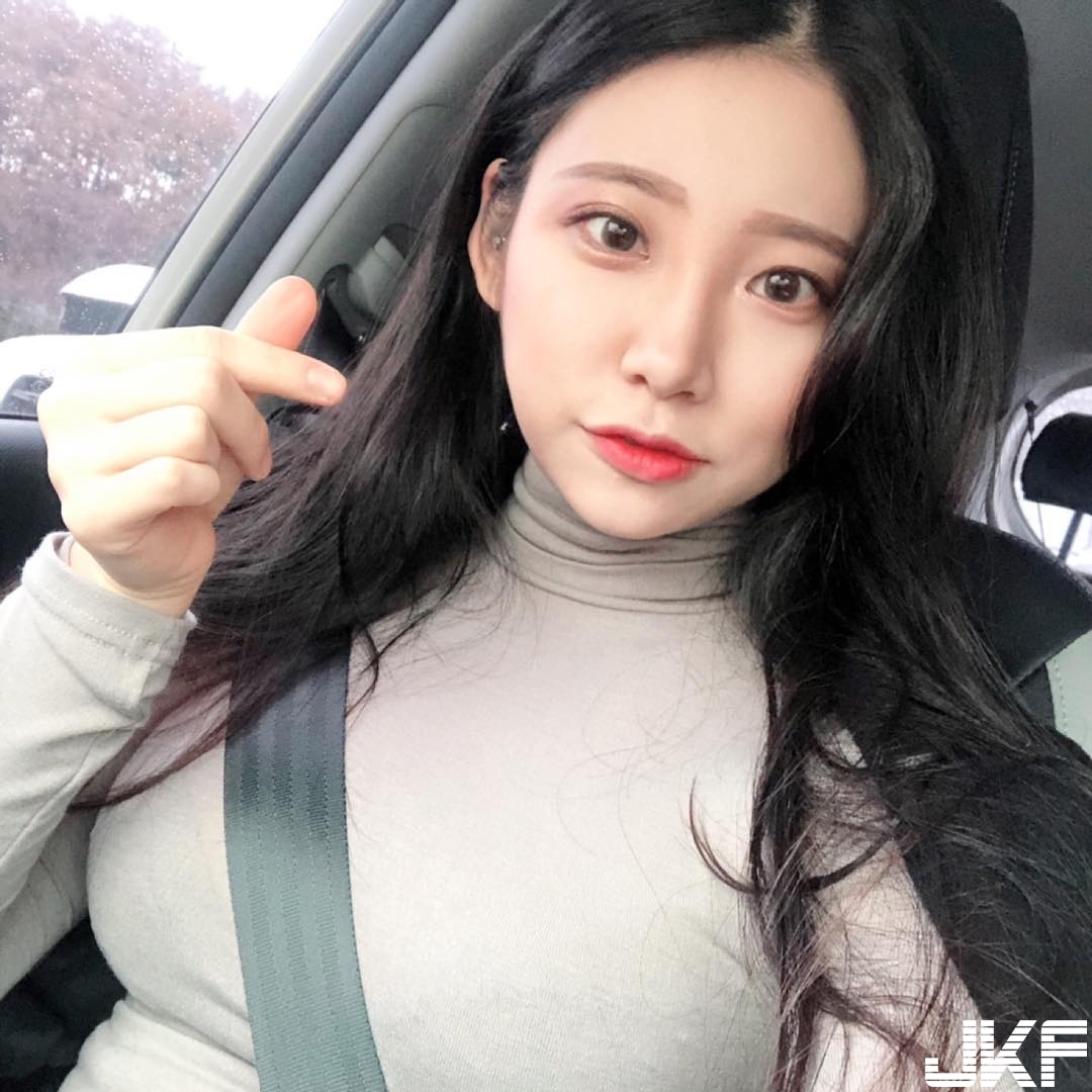 運動正妹「乳波能量」發威上衣罩不住！ 正面襲來衝擊力十足