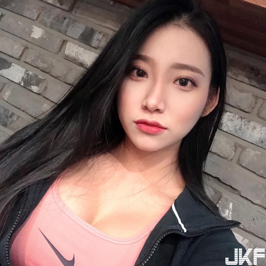 運動正妹「乳波能量」發威上衣罩不住！ 正面襲來衝擊力十足