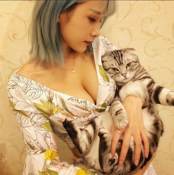 超萌F罩杯混血coser「夏美醬」！又白又圓Ｆ級巨乳快把螢幕撐爆啦！