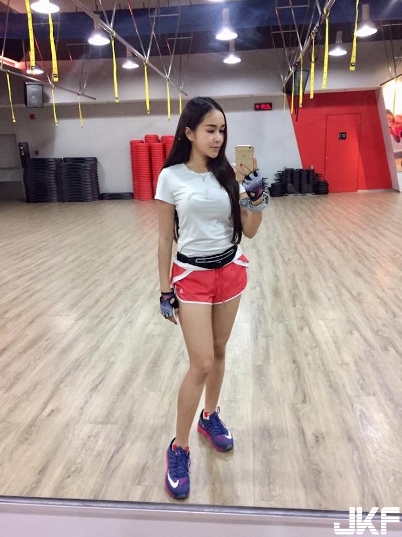 肩帶又掉啦！「豐滿大奶妹」隨時隨地都在爆乳！「白皙美背」也是大殺器！