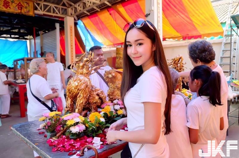 肩帶又掉啦！「豐滿大奶妹」隨時隨地都在爆乳！「白皙美背」也是大殺器！
