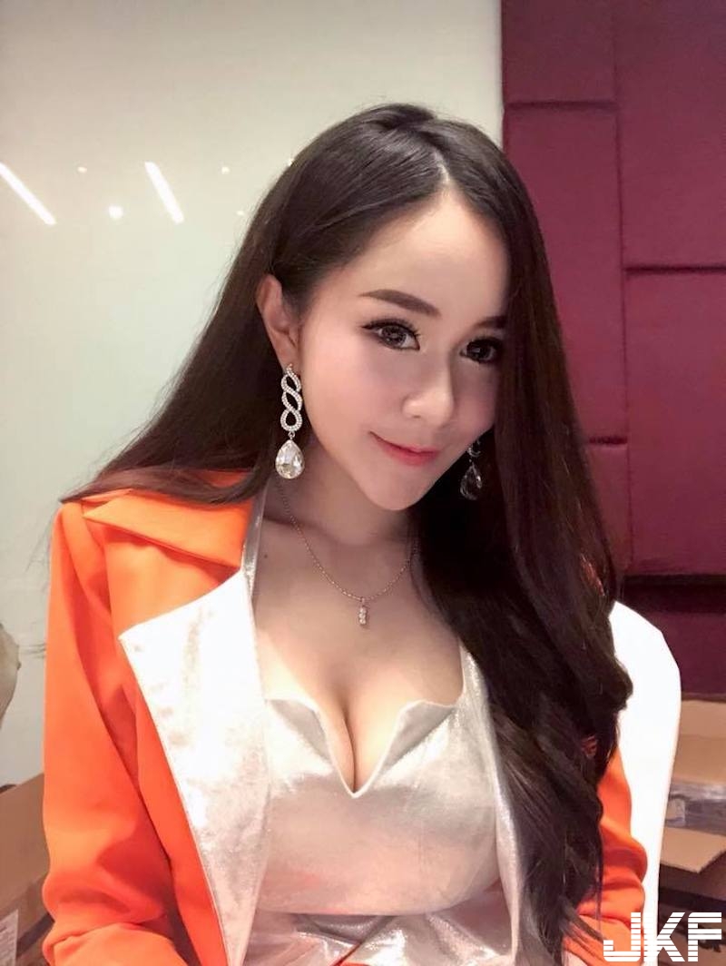 肩帶又掉啦！「豐滿大奶妹」隨時隨地都在爆乳！「白皙美背」也是大殺器！