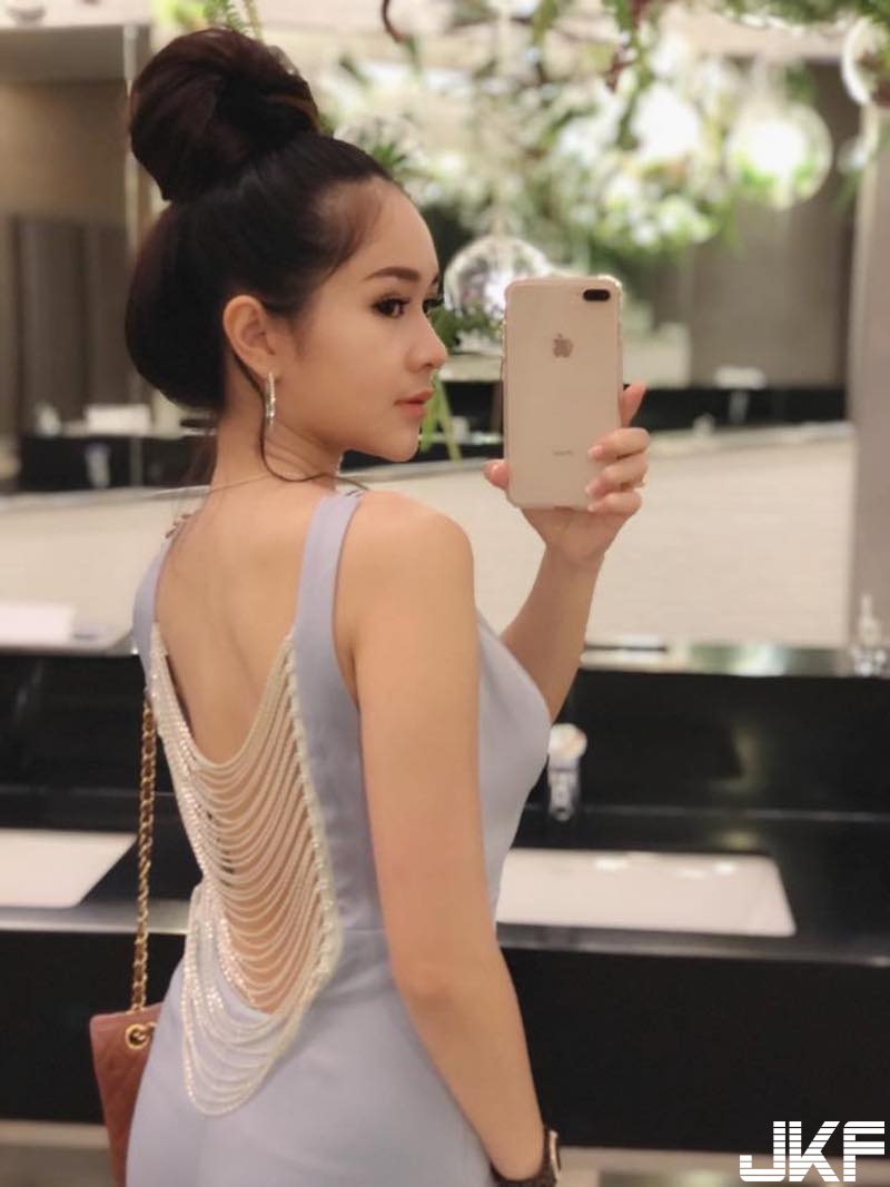 肩帶又掉啦！「豐滿大奶妹」隨時隨地都在爆乳！「白皙美背」也是大殺器！
