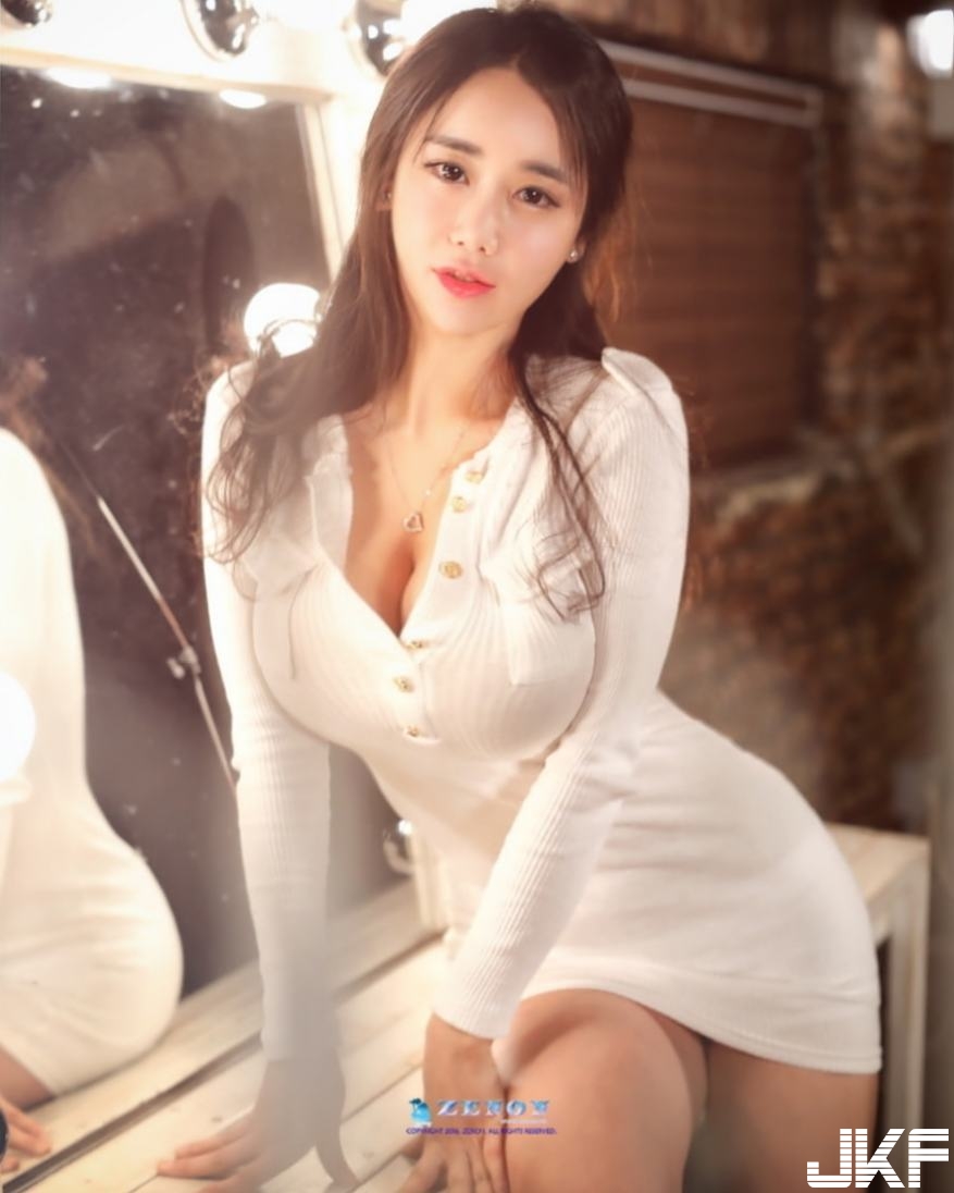 超緊繃！凶狠正妹內建一對「渾圓乳球」快衝出…側看「乳形狀」超明顯der
