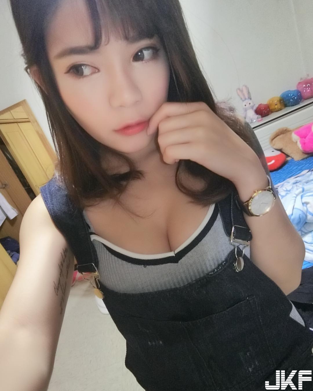 超嬌小清純「巨乳萌妹」奶量可不小！躺床倒奶露出兇猛「白皙渾圓」！