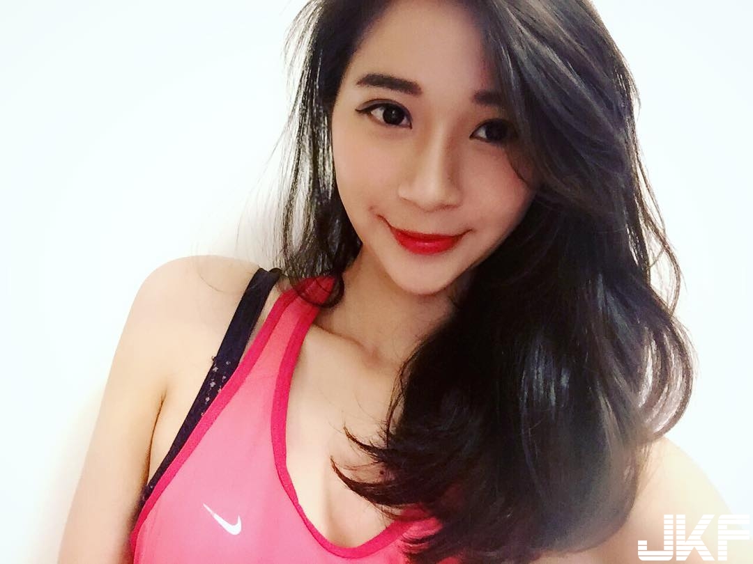 下班限定！甜美系「美乳空姐」事業心好重！國外大曬「飽滿形狀」白嫩女乃！