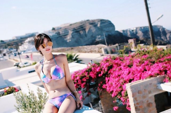 下班限定！甜美系「美乳空姐」事業心好重！國外大曬「飽滿形狀」白嫩女乃！