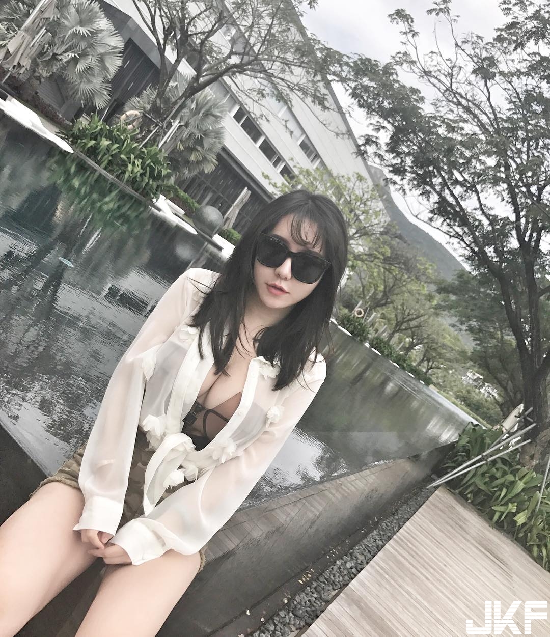 娜美級「巨乳業務」身材有夠兇！前後都是重量級，最強聲音製造機！