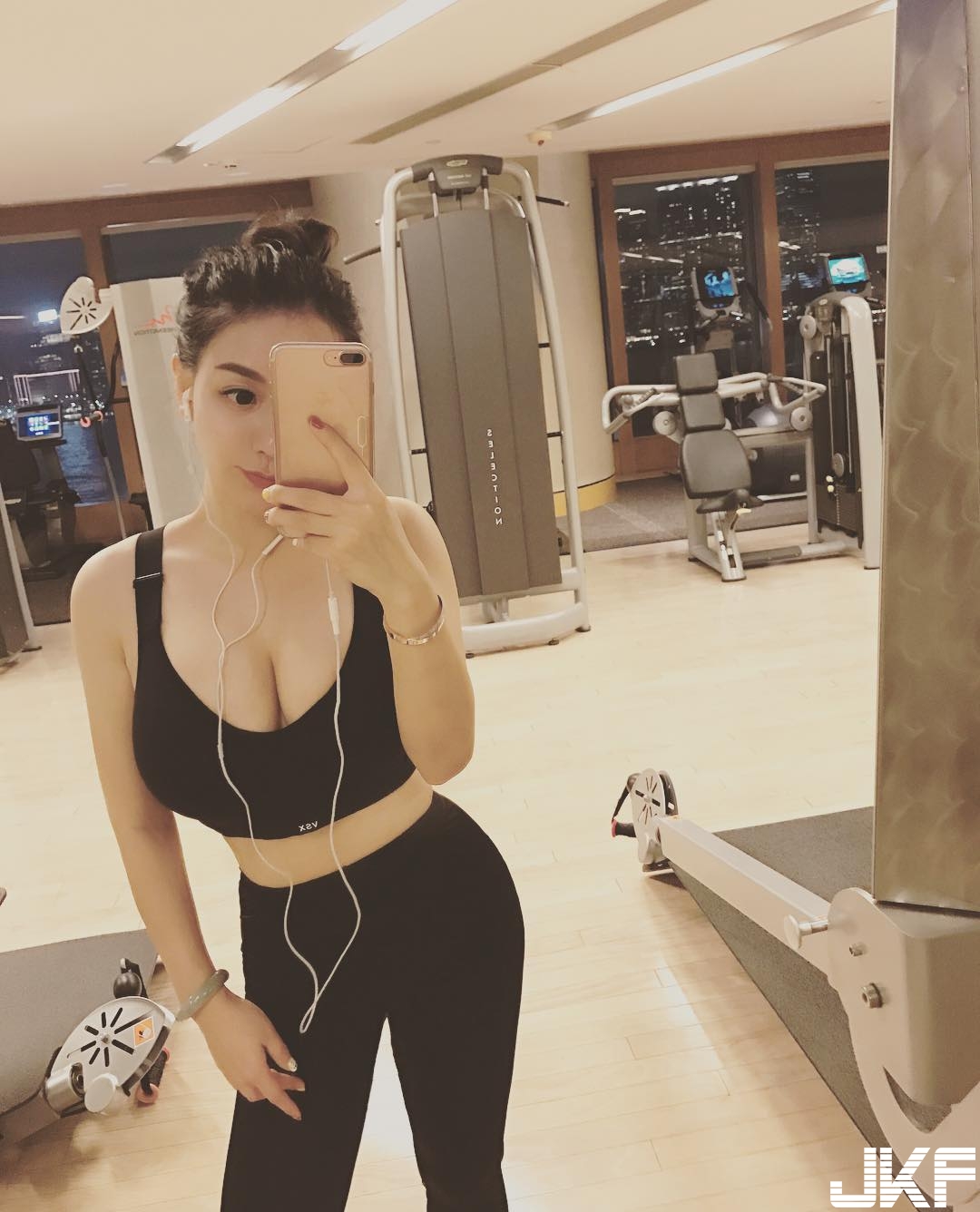 娜美級「巨乳業務」身材有夠兇！前後都是重量級，最強聲音製造機！