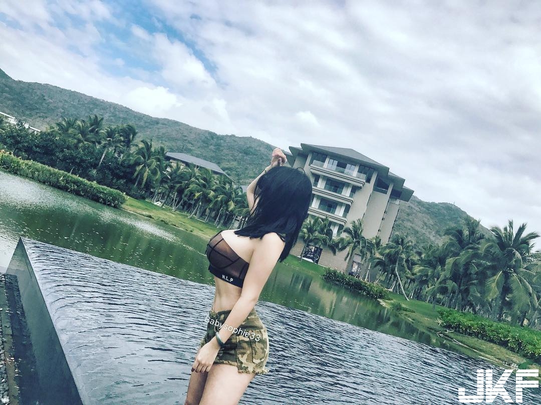娜美級「巨乳業務」身材有夠兇！前後都是重量級，最強聲音製造機！