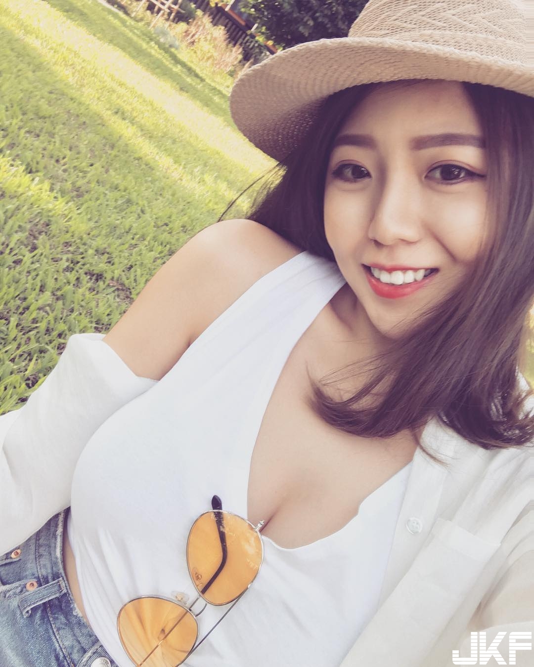 太重了桌子借放！美乳造型師「極高乳含量」霸氣擺桌上！長輩好兇啊…