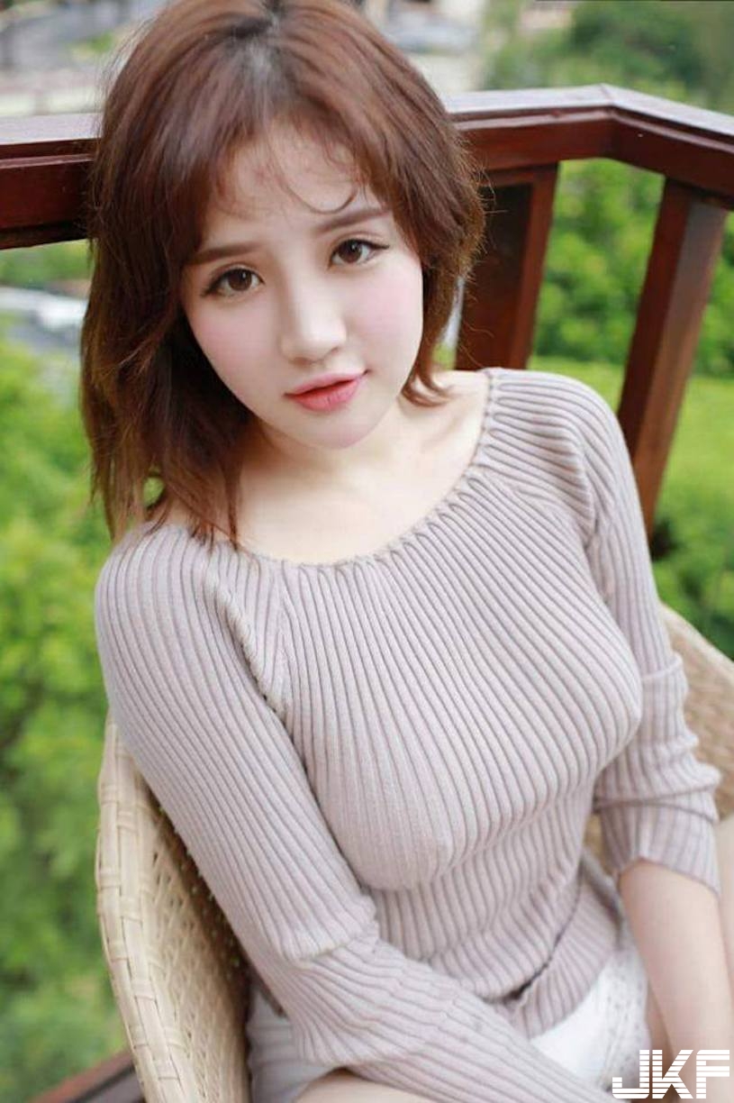 正妹沒穿內衣就穿吊帶褲，雪白乳球超白嫩，一前傾就讓人噴血啊！