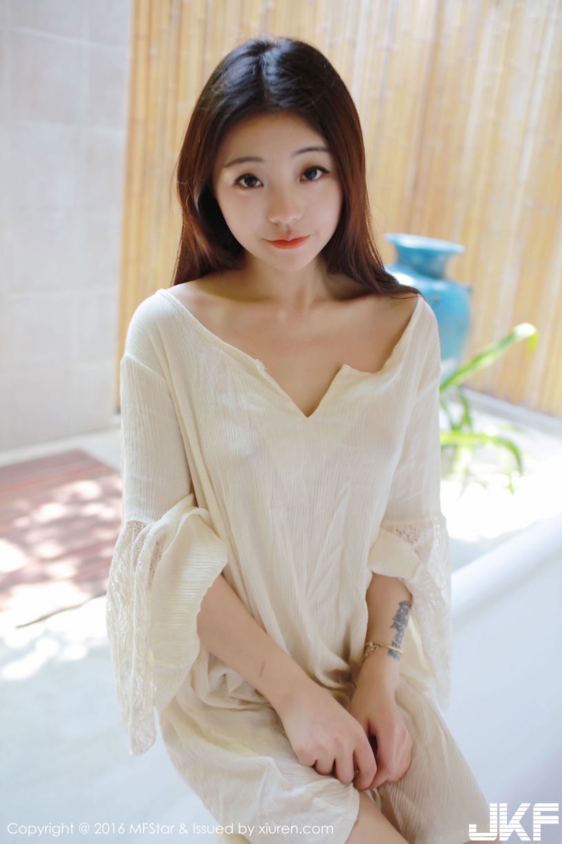 超甜美！白皙美乳妹「極上誘惑」形狀有夠可愛！性感的「邪惡線條」胸到不要不要的…