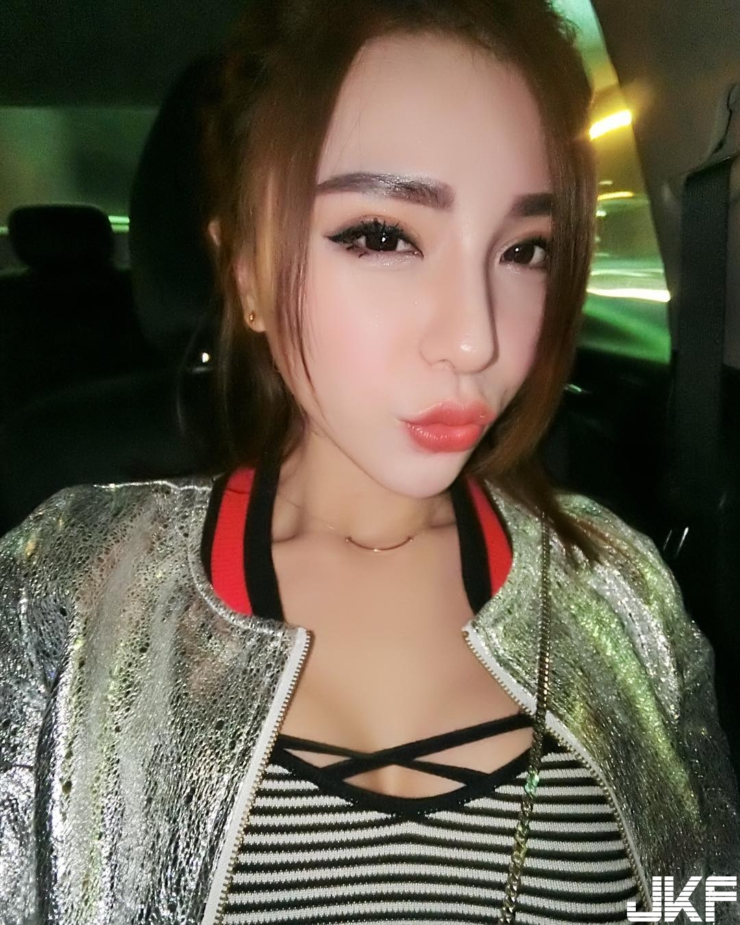 大馬「巨奶正妹」乳量超奔放！貼身上衣被撐得好緊繃　雙球沈甸甸扶不住！